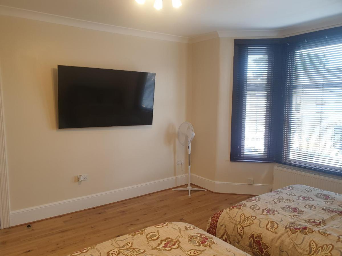 London Luxury Apartments 4 Min Walk From Ilford Station, With Free Parking Free Wifi Exteriör bild