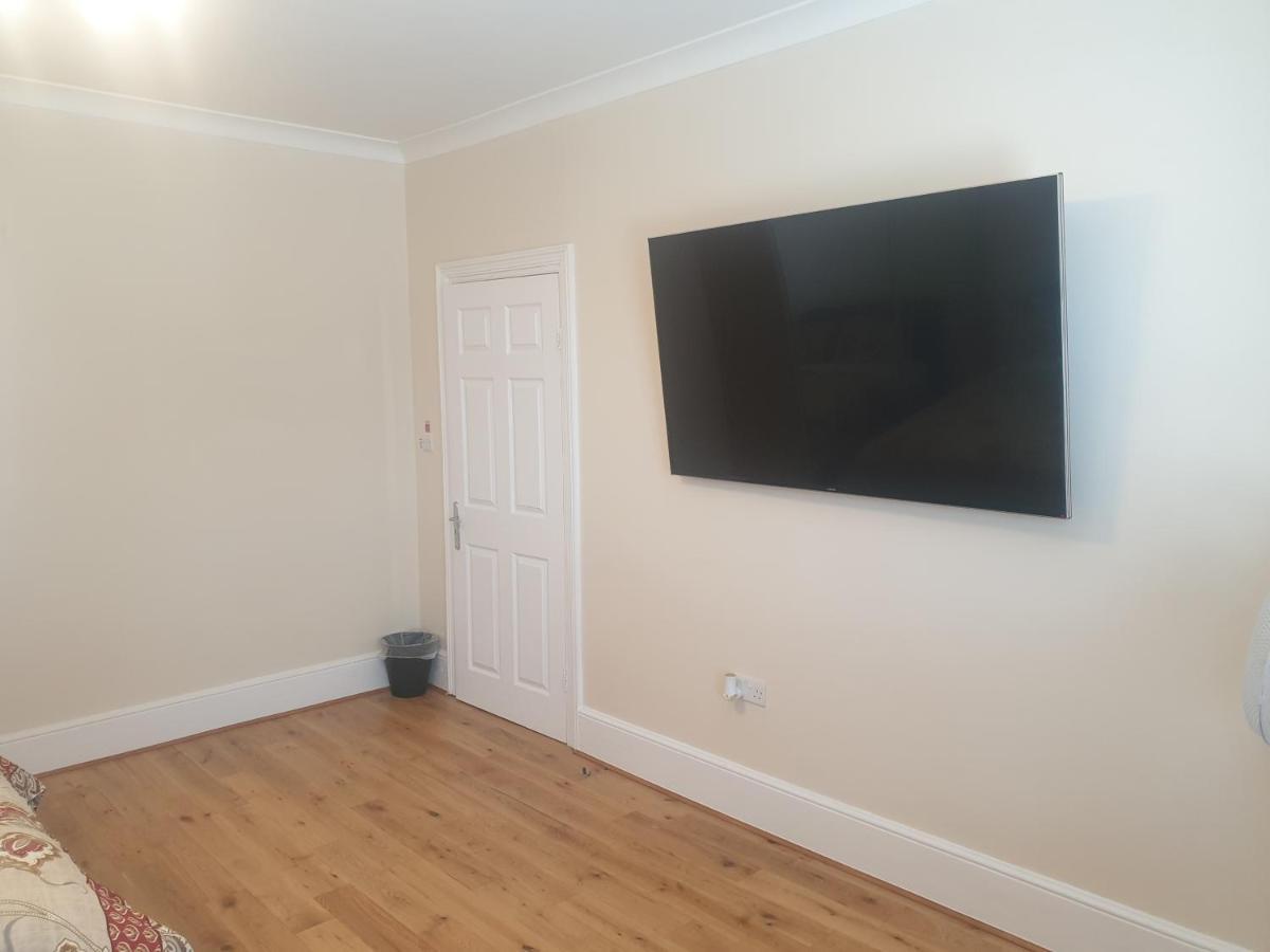 London Luxury Apartments 4 Min Walk From Ilford Station, With Free Parking Free Wifi Exteriör bild